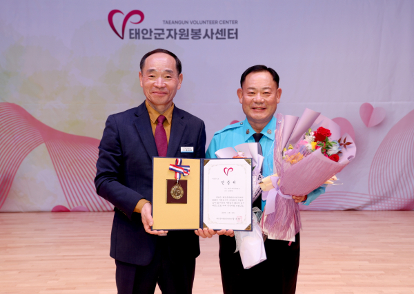 제18회 자원봉사자의 날 행사(왼쪽부터 황용렬 센터장, 김태영 씨)